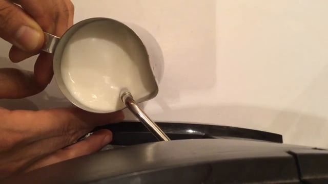 Delonghi EC155 milk steaming and pouring смотреть онлайн