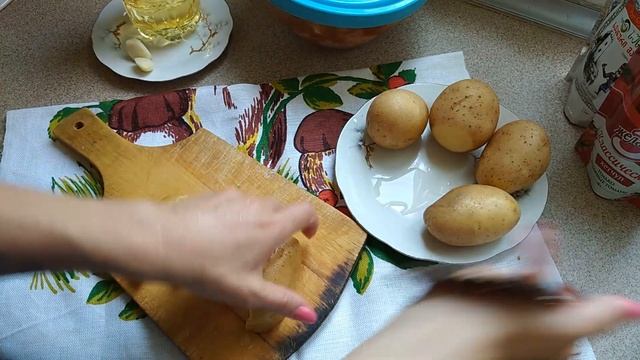 КАРТОШКА ЗАПЕЧЁННАЯ В ДУХОВКЕ В ОСТРОМ,ПИКАНТНОМ СОУСЕ,С ЖАРЕННОЙ В ПАНИРОВАЧНЫХ СУХАРЯХ КУРОЧКОЙ?? смотреть онлайн