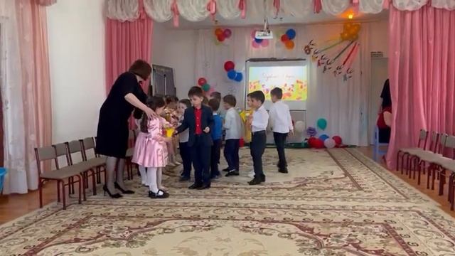 Подарок на 8 марта от мальчиков смотреть онлайн