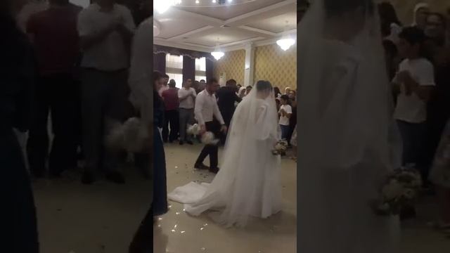 В жизни каждой девушки должно быть красивое белое платье …? смотреть онлайн