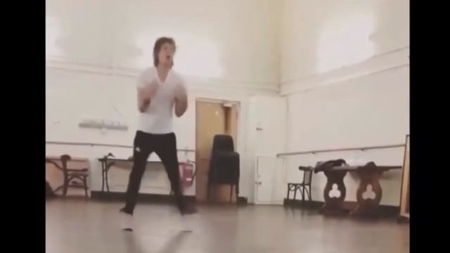 Rolling Stone, Mick Jagger Dances Before Show смотреть онлайн