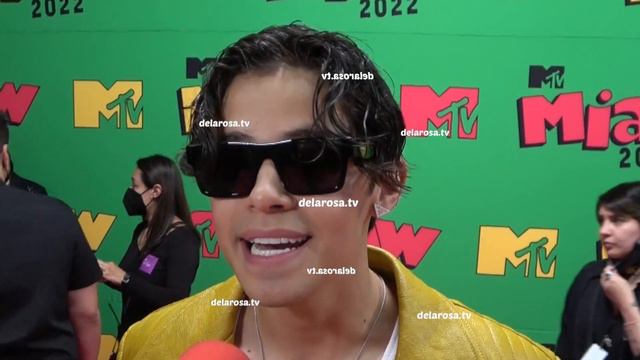 Alex Hoyer dice estar tan enamorado que que Danna Paola es el amor de su vida смотреть онлайн