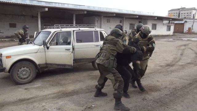 Военно-патриотический клуб "Вöркань". Тренировка. Штурм машины. смотреть онлайн