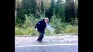 Прикол дед бежит за машиной. Бомж танцует за еду. Одаренный Бомжара.