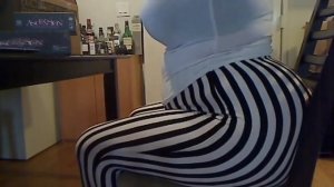 Пухленькая девушка пытается сидеть на стуле