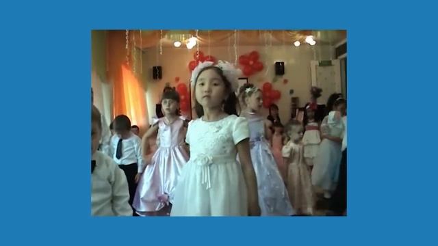 Graduates dance with kids/Танец выпускников с малышами смотреть онлайн
