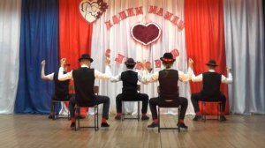 ТАНЕЦ НА СТУЛЬЯХ. Со шляпами.