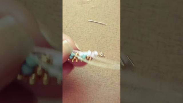 Маленькие серьги-листики - Aritos de hoja en mostacilla #8, puntada ladrillo. смотреть онлайн