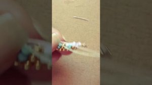 Маленькие серьги-листики - Aritos de hoja en mostacilla #8, puntada ladrillo.