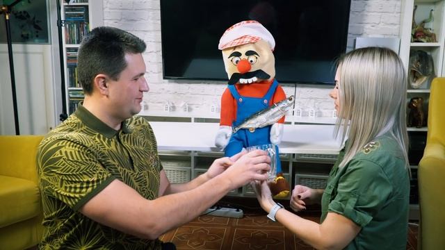 БУХАРИО - DIY подарок на 23 февраля мужу - ЕГО РЕАКЦИЯ! Подарки своими руками для мужчин смотреть онлайн