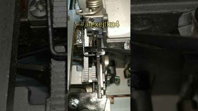 Как правильно должны быть установлены иглы в оверлоке?