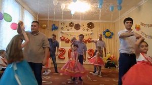 ТАНЕЦ  "Папы и дочки" на выпускном утреннике в детском саду
