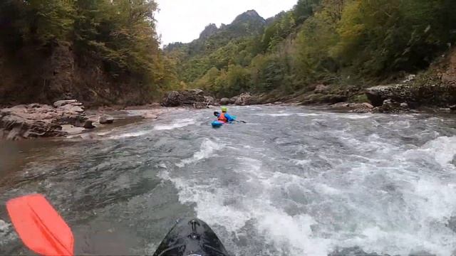 Река Белая, осенний Кавказ сплав на каяке. SlowMo)