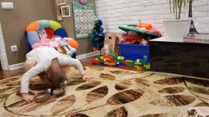 Как за 5 минут научить детей кувыркаться...