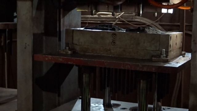 Производство тротуарной плитки из переработанного пластикового мусора смотреть онлайн