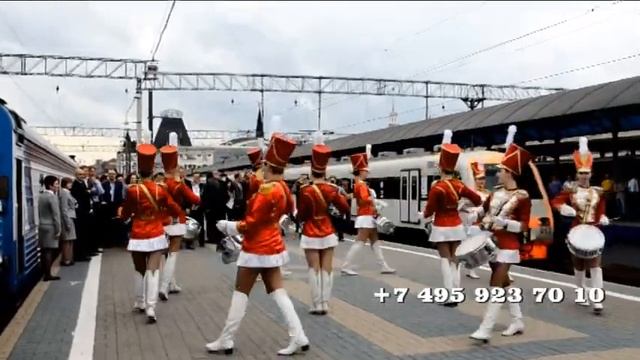 Ансамбль барабанщиц - выступление на ЖД вокзале смотреть онлайн