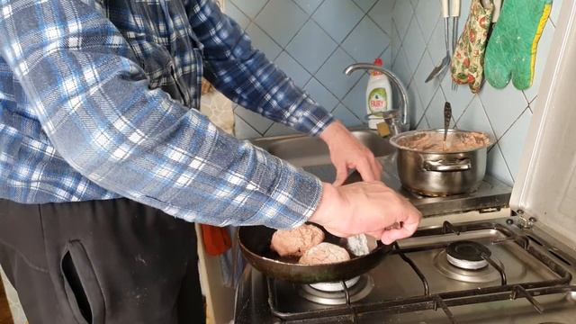 Готовлю большие домашние котлеты смотреть онлайн