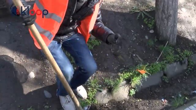 «Пробуем всё»: Профессия дворника - от уборки до свалки смотреть онлайн