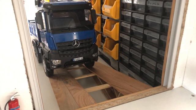 RC TRUCK&CM FACTORY TAMIYA MERCEDES AROCS 4x6 TIPPER BECAME 6X6 MERCEDES HYDRAULIC TIPPER смотреть онлайн