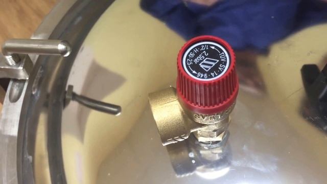 Клапан аварийного сброса давления в автоклаве для домашнего консервирования смотреть онлайн