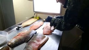 ЗАСОЛКА КРАСНОЙ РЫБЫ КЕТЫ С СОЛЬЮ И МЕДОМ РЕЦЕПТЫ СЮФ С ДАЛЬНЕГО ВОСТОКА