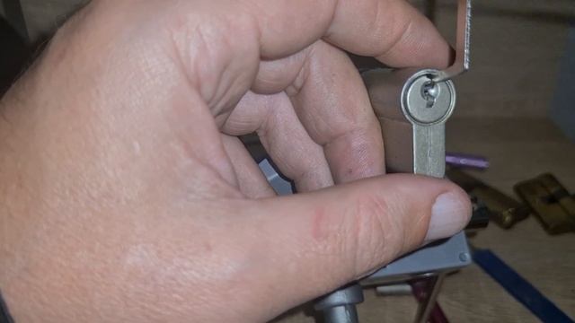 Секреты быстрого вскрытия замков отмычками. смотреть онлайн