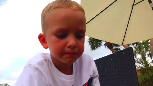 Bad Baby Дети Кидаются Едой в Бассейне Bad Kids Real Food Fight on Pool Party смотреть онлайн