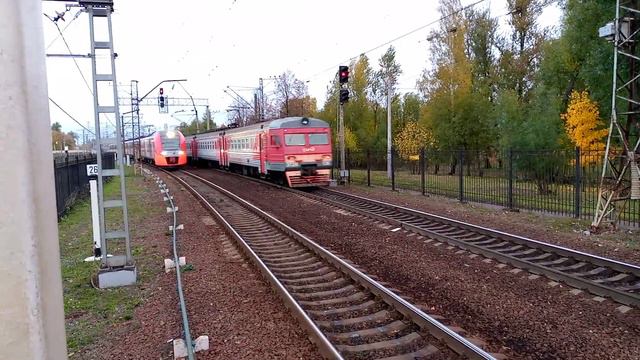 Электропоезд эт2м-136 и Электропоезд Ласточка эс2г-240 Колпино смотреть онлайн