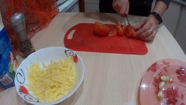 Мясо по - купечески в духовке из свинины с грибами ,помидорами и сыром смотреть онлайн