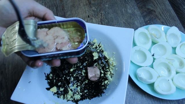 Яйца, фаршированные печенью трески // фаршированные яйца смотреть онлайн