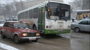 Автобус провалился не один)