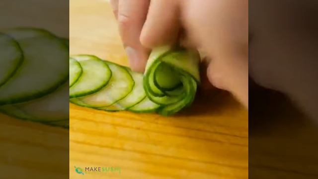Как красиво нарезать огурцы к столу?! смотреть онлайн