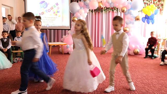 Випускний бал у садочку 31, гр. Капітошка смотреть онлайн