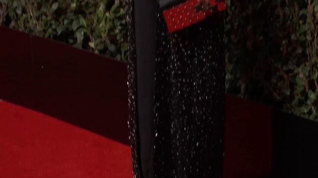 Debra Messing Golden Globe Awards Fashion Arrivals (2018) | ScreenSlam смотреть онлайн