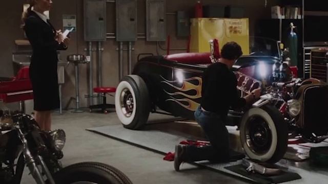 Автомобили в фильме "Железный человек" (Iron Man) 2008г смотреть онлайн