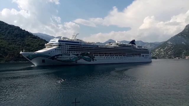 Круизный лайнер Norwegian Jade выходит из Бока-Которского залива смотреть онлайн