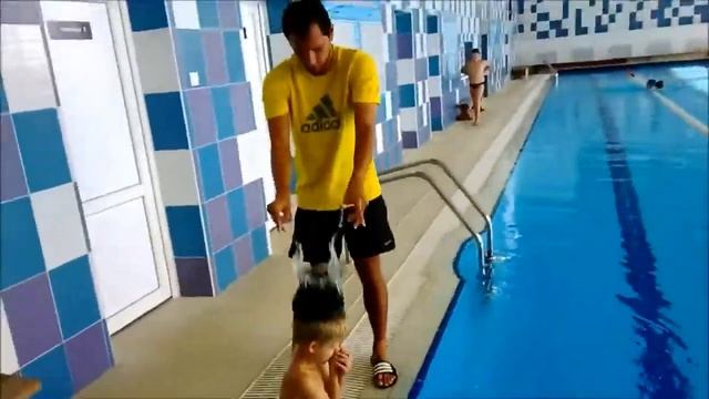 как одевать шапочку в бассейне) смотреть онлайн