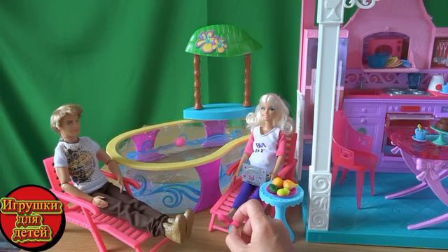 Видео с игрушками Барби дальше вредничает с едой, Кен молодец помогает смотреть онлайн