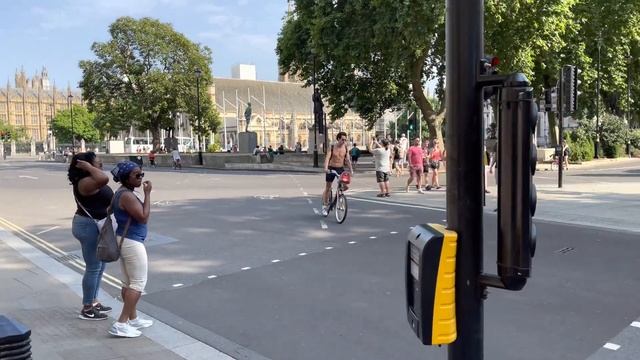 England, London Summer Streets Heatwave Walk | Central London, Buckingham Palace, London Eye смотреть онлайн