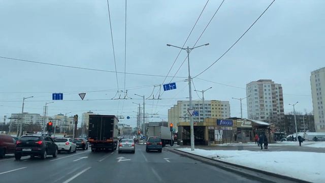 Проезд перекрестка с круговым движением на Пушкинской. Круговое движение. смотреть онлайн