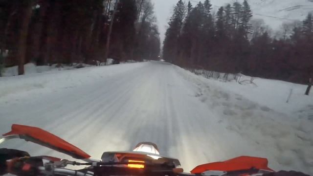 Вечерняя прогулка по скользкой дороге на kayo t2 смотреть онлайн