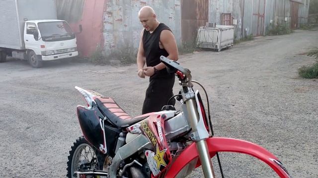 Замер компрессии на Honda CR250. Мотоцикл для тех кто знает что делает.