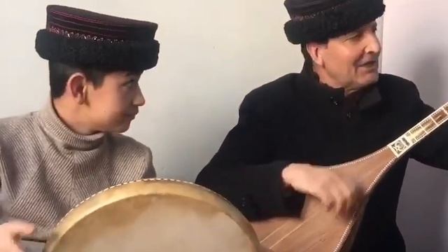 Памирский дедушка с внуком исполняют песню «LolaJon» на ваханском языке.Ташкурган, Китай??#ольклор смотреть онлайн