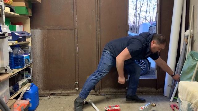 Упор для ворот своими руками / КАК СДЕЛАТЬ фиксатор ворот БЕЗ СВАРКИ!!! смотреть онлайн