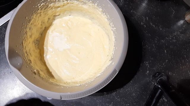 Клубничный пирог с заварным кремом. Очень вкусный масляный бисквит и ароматная клубника смотреть онлайн