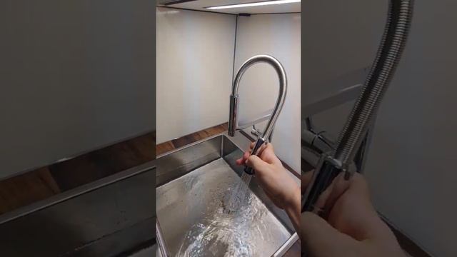 НЕОБЫЧНЫЙ СМЕСИТЕЛЬ ДЛЯ КУХНИ - #shorts смотреть онлайн