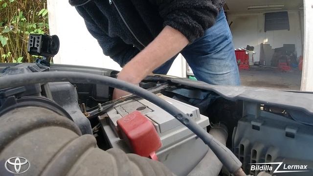 DIY / How to replace front headlight bulb H7 - Lerft & Right side - Toyota Corolla 2001 to 2007 смотреть онлайн