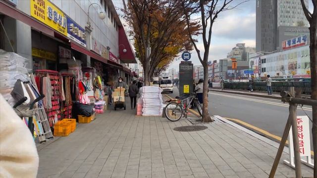 The weekend at Dongdaemun General Market where Seoul's express bus terminal was 50 years ago.. смотреть онлайн