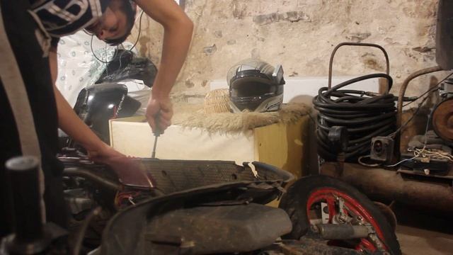 Акуратно разбераем а потом будем переделывать под стант скутер. смотреть онлайн