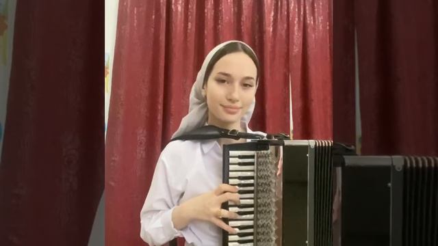 ЧЕЧЕНКА ПОЁТ НА ГАРМОШКЕ 😍 смотреть онлайн